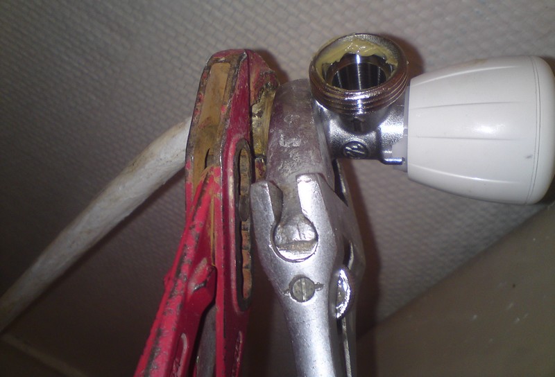 fuite raccord radiateur liaison entre radiateur et la plomberie page 1 les - Fuite Robinet Radiateur Chauffage fuite raccord radiateur liaison entre radiateur et la plomberie page 1 les - Fuite Robinet Radiateur Chauffage